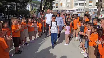 Minik savaşçı okuluna zaferle döndü: Sıralar Talha için yeniden çiçek açtı