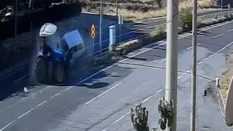 Eşme’de dehşet anları kamerada: Traktörle otomobil çarpıştı