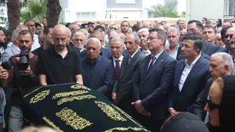 İzmir’in efsane başkanı Burhan Özfatura son yolculuğuna uğurlandı