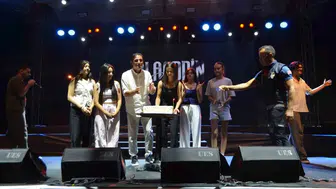 Selendi'de festival finalinde çifte kutlama: Başkan Daban'a sahnede büyük sürpriz