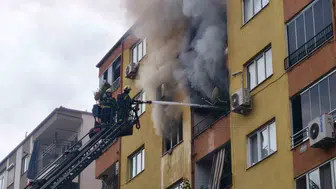 Denizli'de apartman yangını: Yatalak hastanın da aralarında bulunduğu iki kişi hastanelik oldu