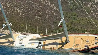Bodrum açıklarında gece yarısı dehşeti: Kayalıklara çarpan lüks gulet yan yattı