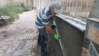 Cübbesini astı, malayı eline aldı: İmamdan örnek davranış