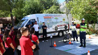 Minik öğrencilere trafik bilinci aşılandı: Jandarmadan uygulamalı eğitim