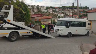 Yatağan'da korku dolu anlar: Park halindeki minibüs garaja daldı