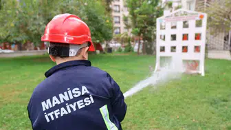 Minik kahramanlar itfaiye merkezinde: Yangın güvenliğini uygulamalı öğrendiler