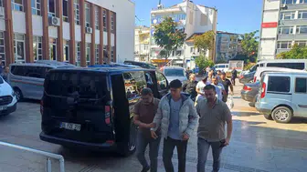 Aydın'da okul çevresinde silahlı panik: Minibüs altına saklanan tüfek yakalattı
