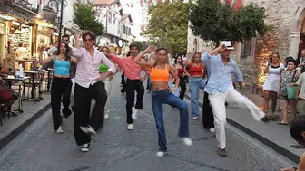 Çeşme’de ritim hiç düşmedi: İzmir Aşkına Derneği’nden çifte performans