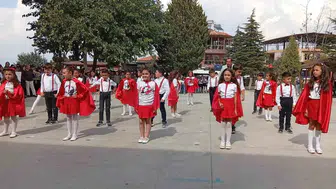 Sarıgöl'de ders zili coşkuyla çaldı: Öğrencilerin performansı ayakta alkışlandı