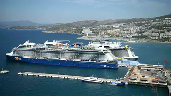 Kuşadası limanına dev gemilerle çıkarma: 8 bine yakın turist çarşıyı hareketlendirdi