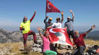 Muğla’nın zirvesinde anlamlı vefa: Gaziler Günü için gökyüzüne Türk bayrağı çektiler