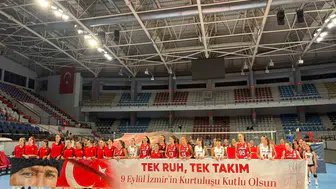 İzmir’in kurtuluş coşkusu voleybol parkesine taşındı: Üç dev kulüp tek yürek oldu