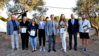 Çeşme’nin gönüllü ordusu bin çocuğu gülümsetti: Büyük dayanışmaya teşekkür plaketi