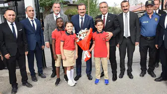 Salihli'de ders zili coşkuyla çaldı: Minik öğrencilerin gösterisi büyüledi