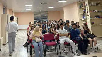 Menteşe’de sahne ışıkları gençler için yanıyor: Sanatla özgüven kazanıyorlar