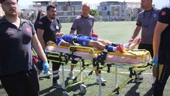 Sahada saniyelerle yarış: Genç futbolcuyu ölümden döndüren müdahale
