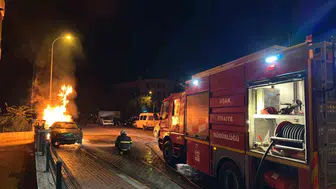 Uşak’ta şüpheli araç yangını: Park halindeki otomobil küle döndü