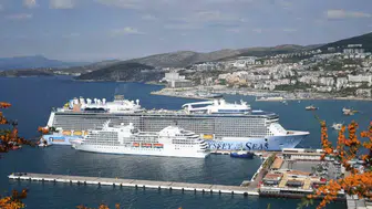 Kuşadası Limanı’nda dev gemilerle gelen turist bereketi