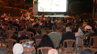 Denizli’de yıldızların altında sinema keyfi: Mahalleli beyaz perde etrafında kenetlendi