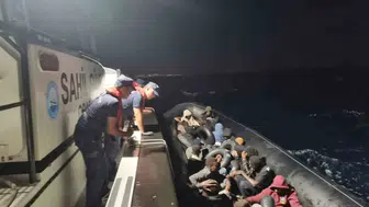 Didim’de lastik bot operasyonu: 22 düzensiz göçmen kıyıya çıkarıldı