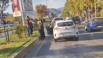 Menteşe’de trafik kilitlendi: Üç araç birbirine girdi