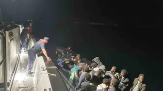 Didim açıklarında gece operasyonu: 32 göçmen kıskıvrak yakalandı