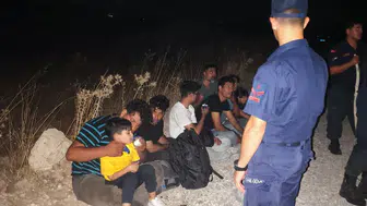 Çeşme'de Gece Yarısı Operasyonu: Kayalık Arazide Mahsur Kalan 18 Göçmen Kurtarıldı
