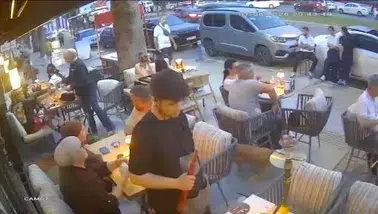 Bıçaklanarak öldürülen 15 yaşındaki Erdem, yaralı halde kafeye böyle sığınmış