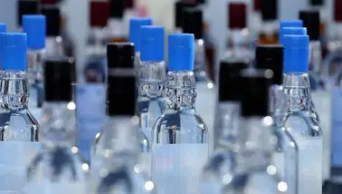 İzmir'de yasa dışı içki operasyonu: 8.603 şişe içki ve 502 litre alkol ele geçirildi