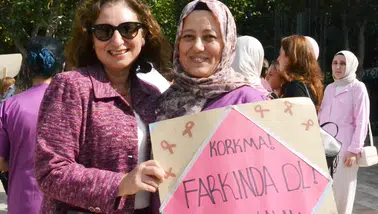 Manisa sokakları pembe oldu: Kanserle mücadelede erken tanı vurgusu