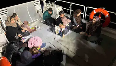 Ege'de gece yarısı operasyonu: Kucaklarında bebeklerle yakalandılar