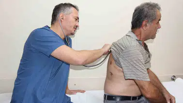 Kalbi yerinden oynatan dev kütle operasyonla temizlendi: 63 yaşındaki hastanın yeniden nefes alma sevinci