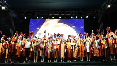 Bilginin ötesine geçmek: İEÜ’de 144 mezun yeni ufuklara yelken açtı