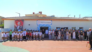 Çeşme’de çifte heyecan: Hem yeni eğitim yılı hem de yenilenen okulun açılışı yapıldı