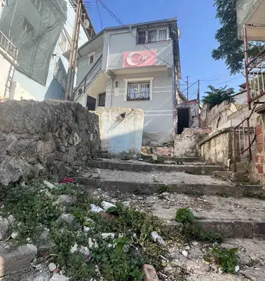 İzmir’de eski koca dehşeti: Kezzap attığı eski karısı öldü, kızı ise yaşam savaşında