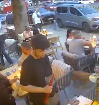 Bıçaklanarak öldürülen 15 yaşındaki Erdem, yaralı halde kafeye böyle sığınmış