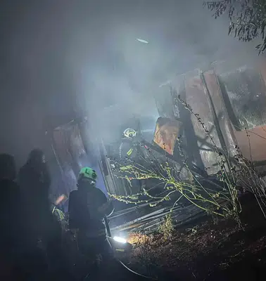 Denizli'de yürek yakan olay: Konteyner ev alevlere teslim oldu