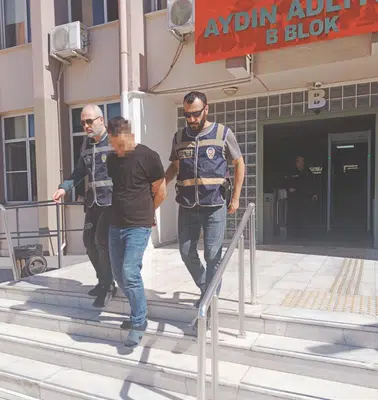 Efeler'de dehşet anları: Polis kapıyı kırıp eşini boğuyordu