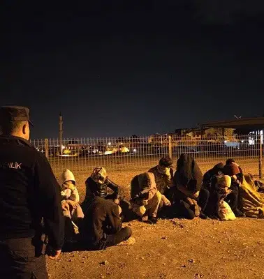 Seferihisar kıyılarında gece operasyonu: Aralarında çocukların da olduğu 15 kişi yakalandı