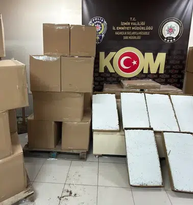 Bornova'da kaçakçılık operasyonu: Minibüsü mobil depoya çevirmişler