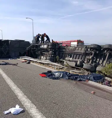 Manisa'da otoban faciası: Yolcu otobüsü ve çekici çarpıştı, acı bilanço ağır