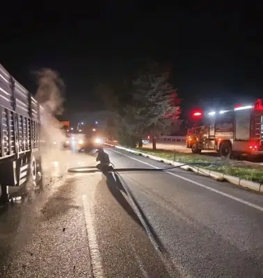 Acıpayam yolunda dehşet anları: Seyir halindeki tır alevlere teslim oldu