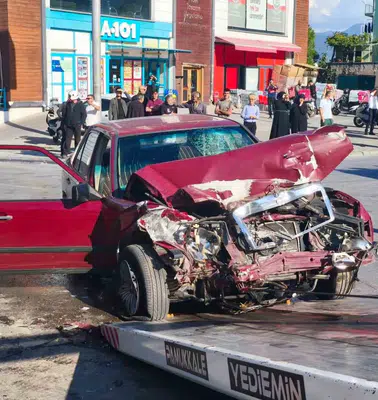 Denizli'de trafik dehşeti: Lüks otomobil otobüsle çarpıştı