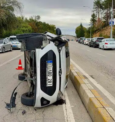Afyonkarahisar'da korkutan kaza: Devrilen otomobilin sürücüsü mucize eseri kurtuldu