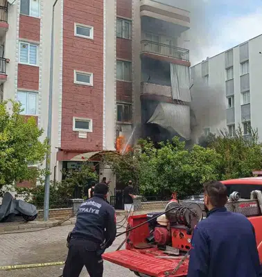 Efeler’de korkutan yangın: Ekipler alevlere karşı zamanla yarışıyor