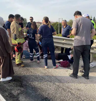 Manisa yolunda tehlikeli ihmal: Mazot dökülen virajda iki motosiklet peş peşe devrildi