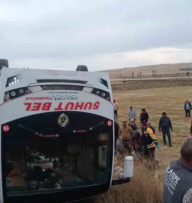 Afyonkarahisar'da yolcu faciası: Şarampole uçan midibüste çok sayıda yaralı var