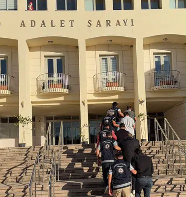 Bodrum'da göçmen kaçakçılarına ağır darbe: Adliye çıkışı cezaevini boyladılar