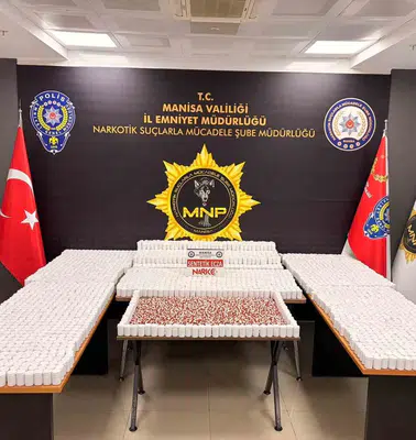 Manisa polisi zehir tacirlerine geçit vermedi: Çeyrek milyona yakın hap ele geçirildi