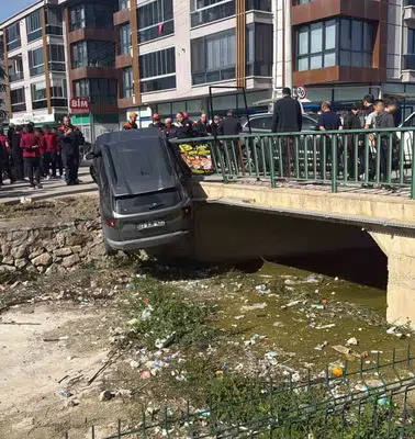 Afyonkarahisar'da zincirleme kaza: Kontrolden çıkan araç dere yatağına uçtu